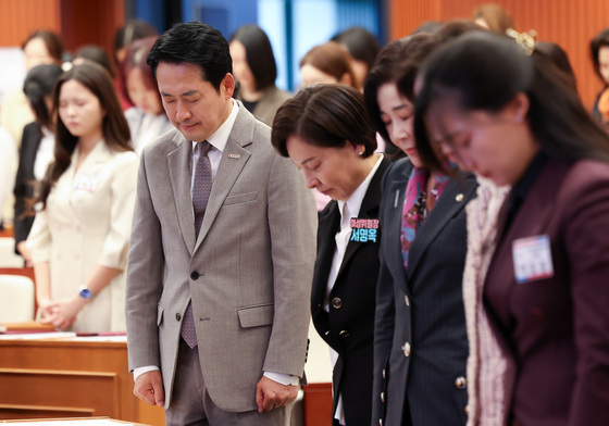 김진석 소방위 추모 묵념하는 장동혁 대표