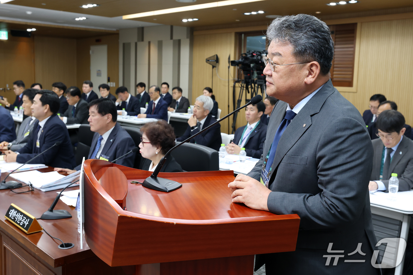 (대구=뉴스1) 공정식 기자 = 유정배 강원랜드 부사장이 19일 대구 동구 한국가스공사 본사에서 열린 2026년도 국회 산자중기위원회의 한국가스공사, 한국석유공사, 강원랜드, 대한 …