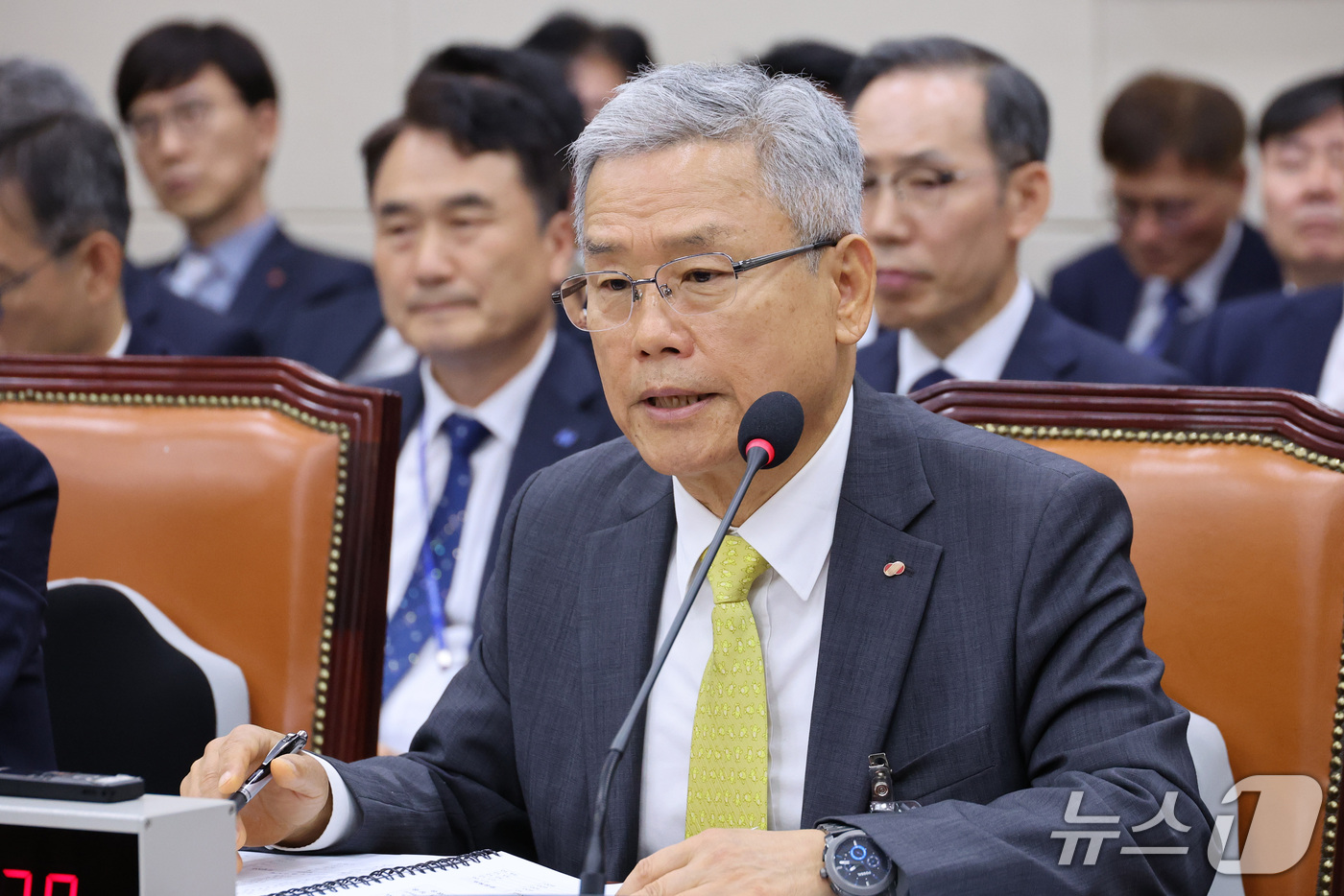 (서울=뉴스1) 신웅수 기자 = 김동철 한국전력공사 사장이 19일 서울 여의도 국회에서 열린 기후에너지환경노동위원회의 온실가스종합정보센터 등에 대한 국정감사에서 답변하고 있다. 2 …