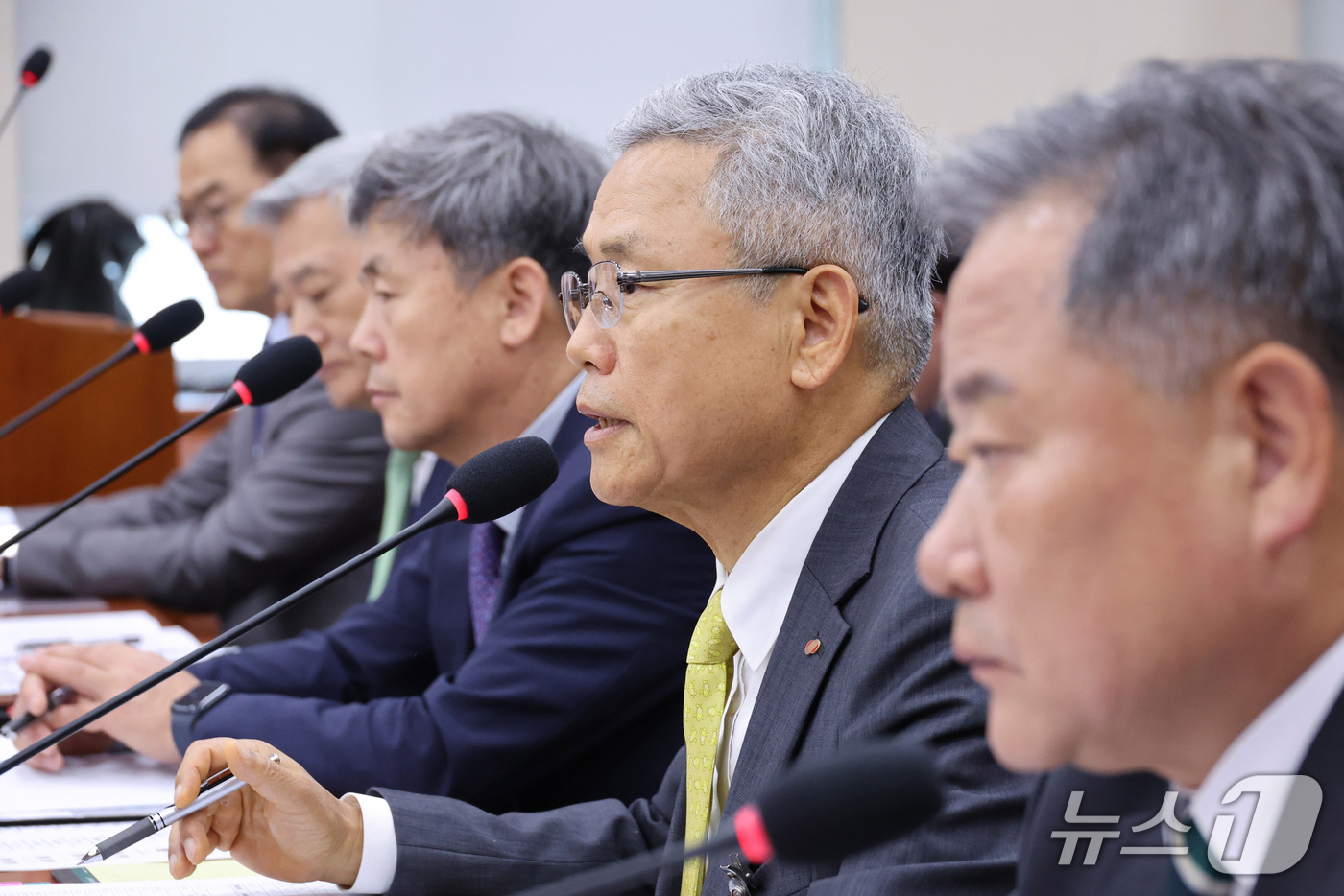 (서울=뉴스1) 신웅수 기자 = 김동철 한국전력공사 사장이 19일 서울 여의도 국회에서 열린 기후에너지환경노동위원회의 온실가스종합정보센터 등에 대한 국정감사에서 답변하고 있다. 2 …
