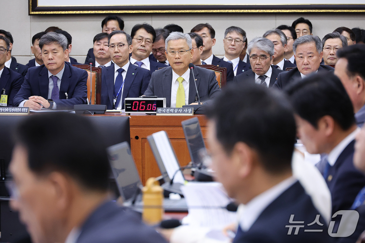 (서울=뉴스1) 신웅수 기자 = 김동철 한국전력공사 사장이 19일 서울 여의도 국회에서 열린 기후에너지환경노동위원회의 온실가스종합정보센터 등에 대한 국정감사에서 답변하고 있다. 2 …