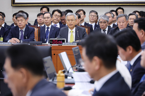 [국감] 의원 질의 답변하는 김동철 한국전력공사 사장