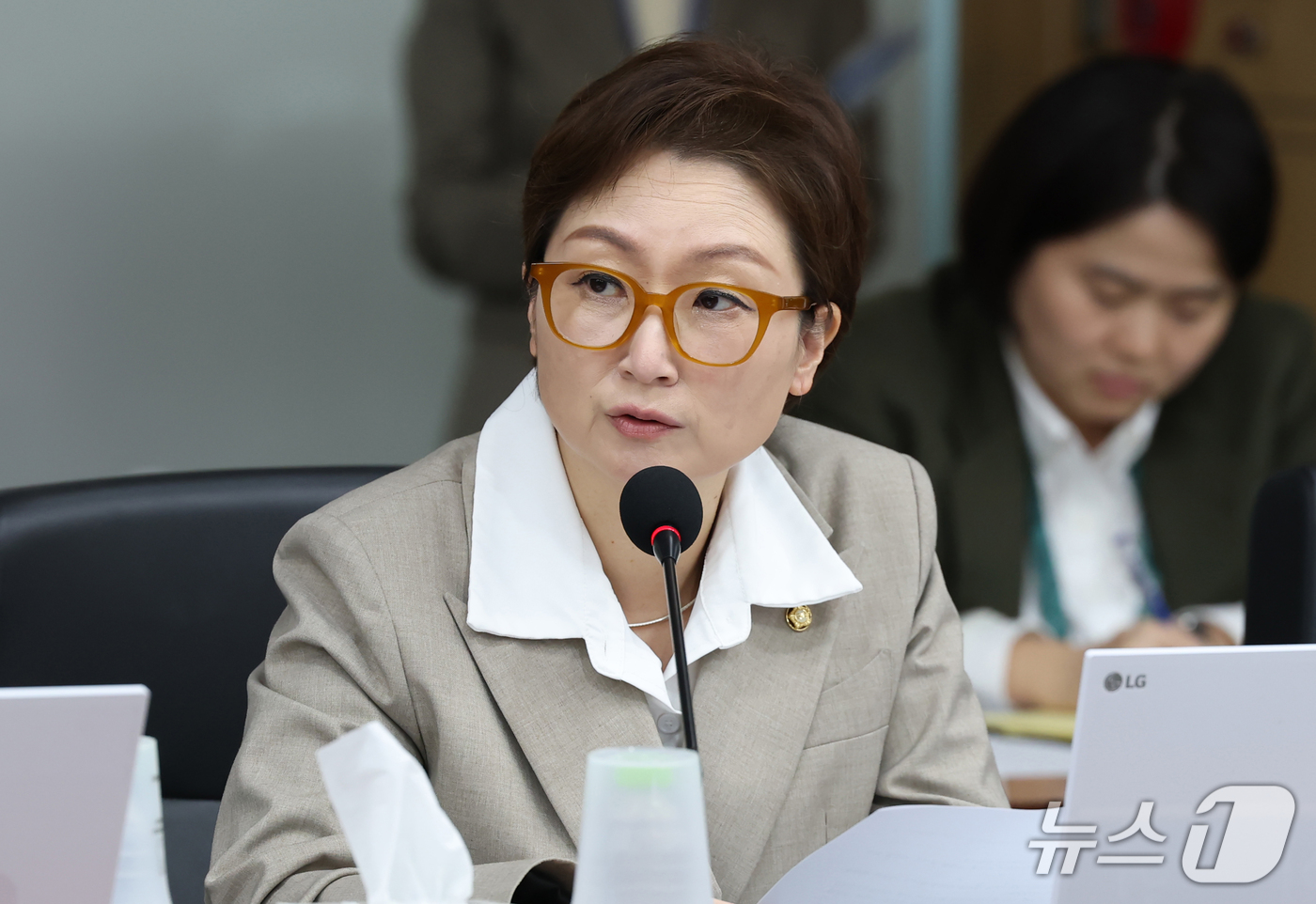 (대구=뉴스1) 공정식 기자 = 이언주 더불어민주당 의원이 19일 대구 동구 한국가스공사 본사에서 열린 2026년도 국회 산자중기위원회의 한국가스공사, 한국석유공사, 강원랜드, 대 …