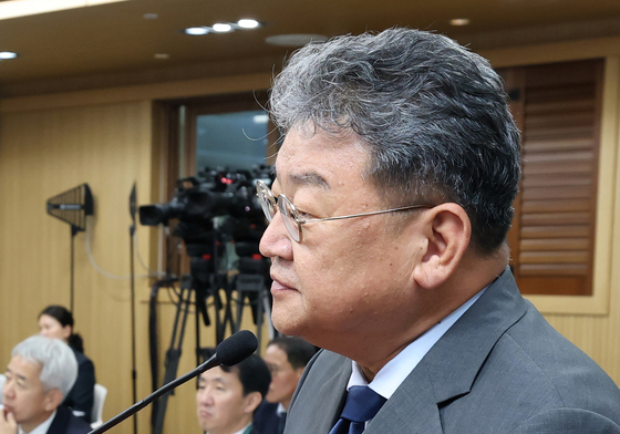 [국감] 유정배 강원랜드 부사장 '당 지역위원장 겸직' 논란