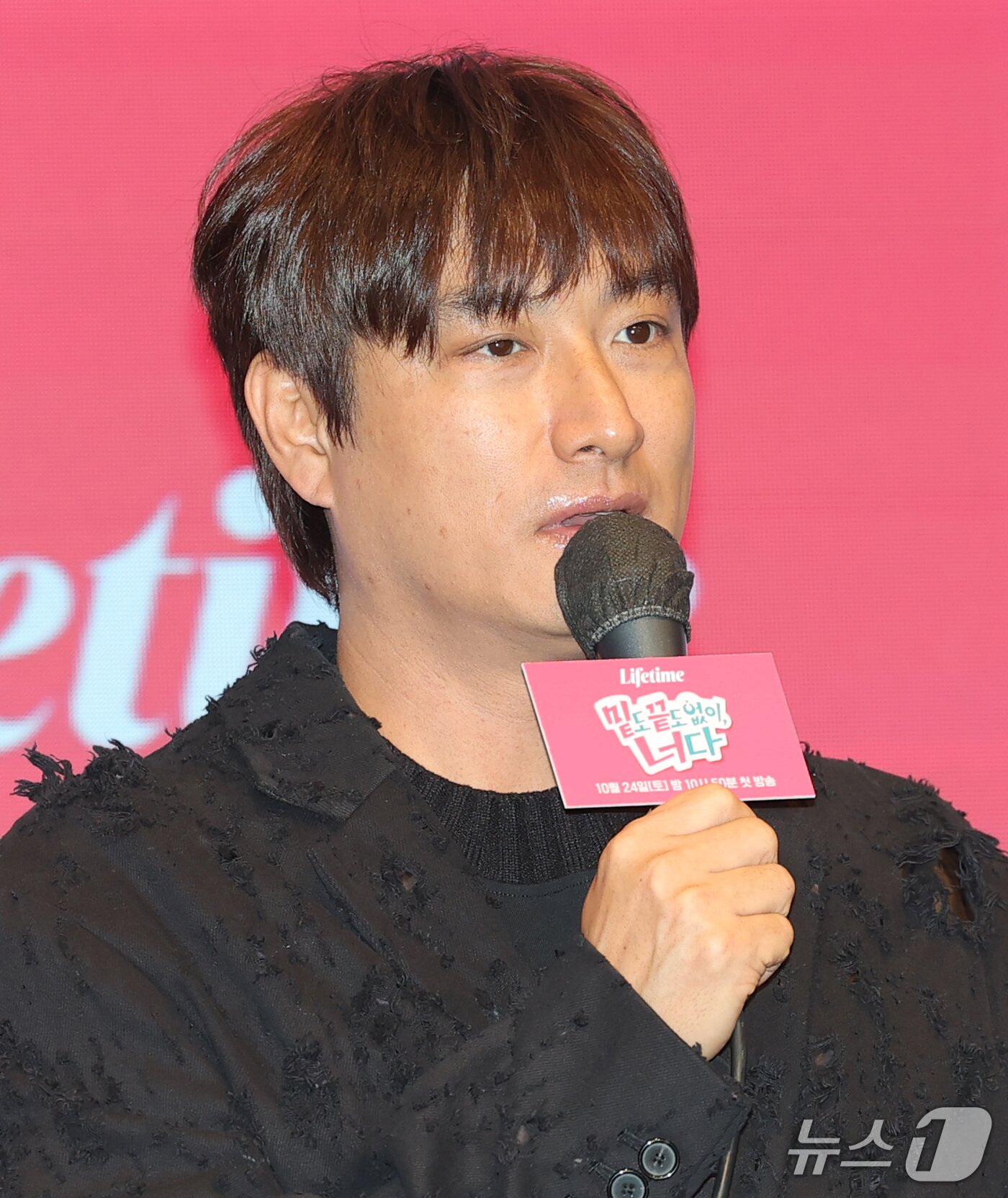 본문 이미지 - 윤종호 감독이 19일 서울 구로구 더세인트에서 열린 라이프타임 새 토일드라마 '밑도 끝도 없이, 너다' 제작발표회에서 인사말을 하고 있다. '밑도 끝도 없이, 너다'는 멜로 배우 엄태봉(정용화 분)이 자신을 드라마 속 여주인공이라고 믿는 오해라(홍승희 분)를 만나면서 벌어지는 로맨틱 코미디다. 2026.10.19 ⓒ 뉴스1 권현진 기자