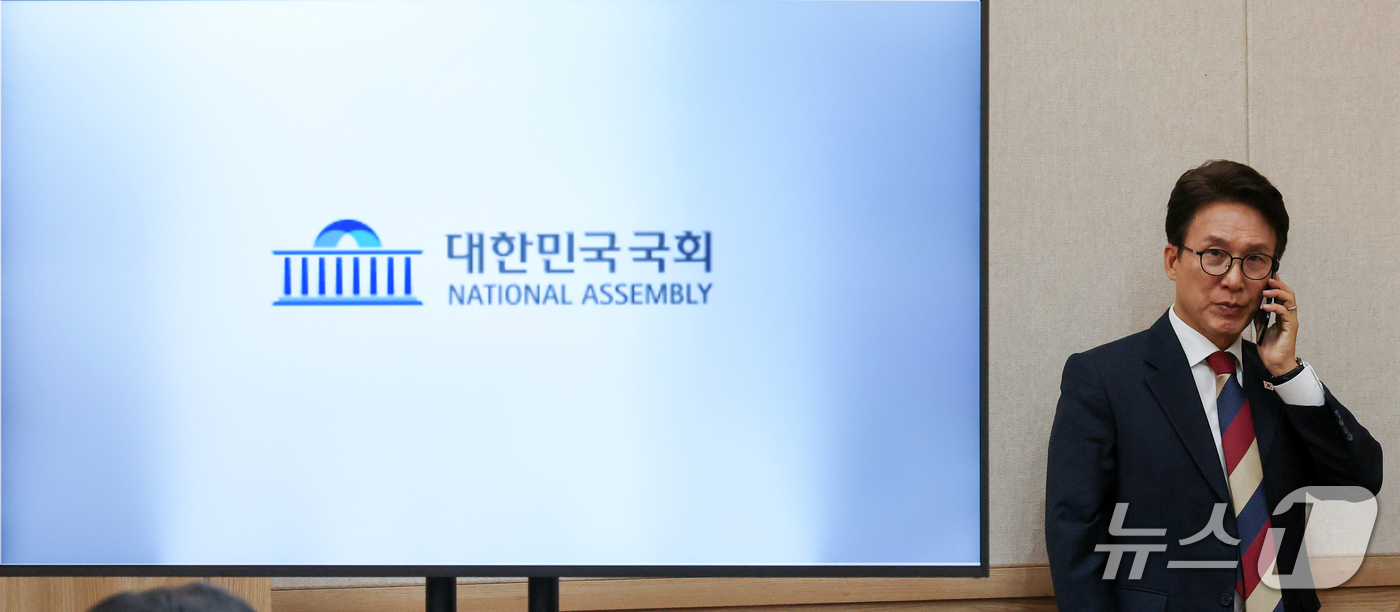 (대전=뉴스1) 김기태 기자 = 김민석 더불어민주당 의원이 19일 충남 계룡대에서 열린 국회 국방위원회의 육군본부에 대한 국정감사에서 통화하고 있다.  2026.10.19/뉴스1
