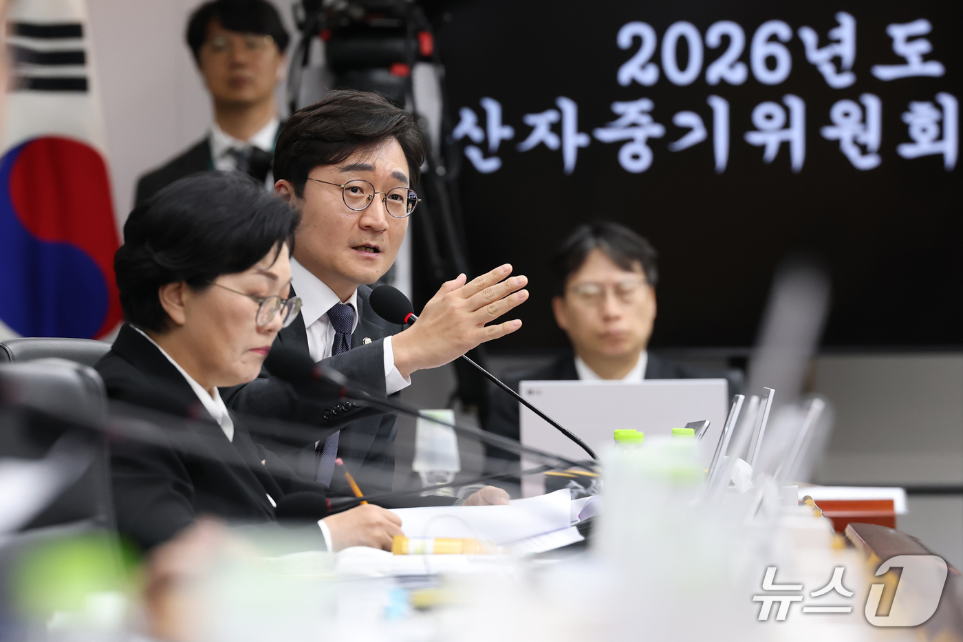 (대구=뉴스1) 공정식 기자 = 장철민 더불어민주당 의원이 19일 대구 동구 한국가스공사 본사에서 열린 2026년도 국회 산자중기위원회의 한국가스공사, 한국석유공사, 강원랜드, 대 …