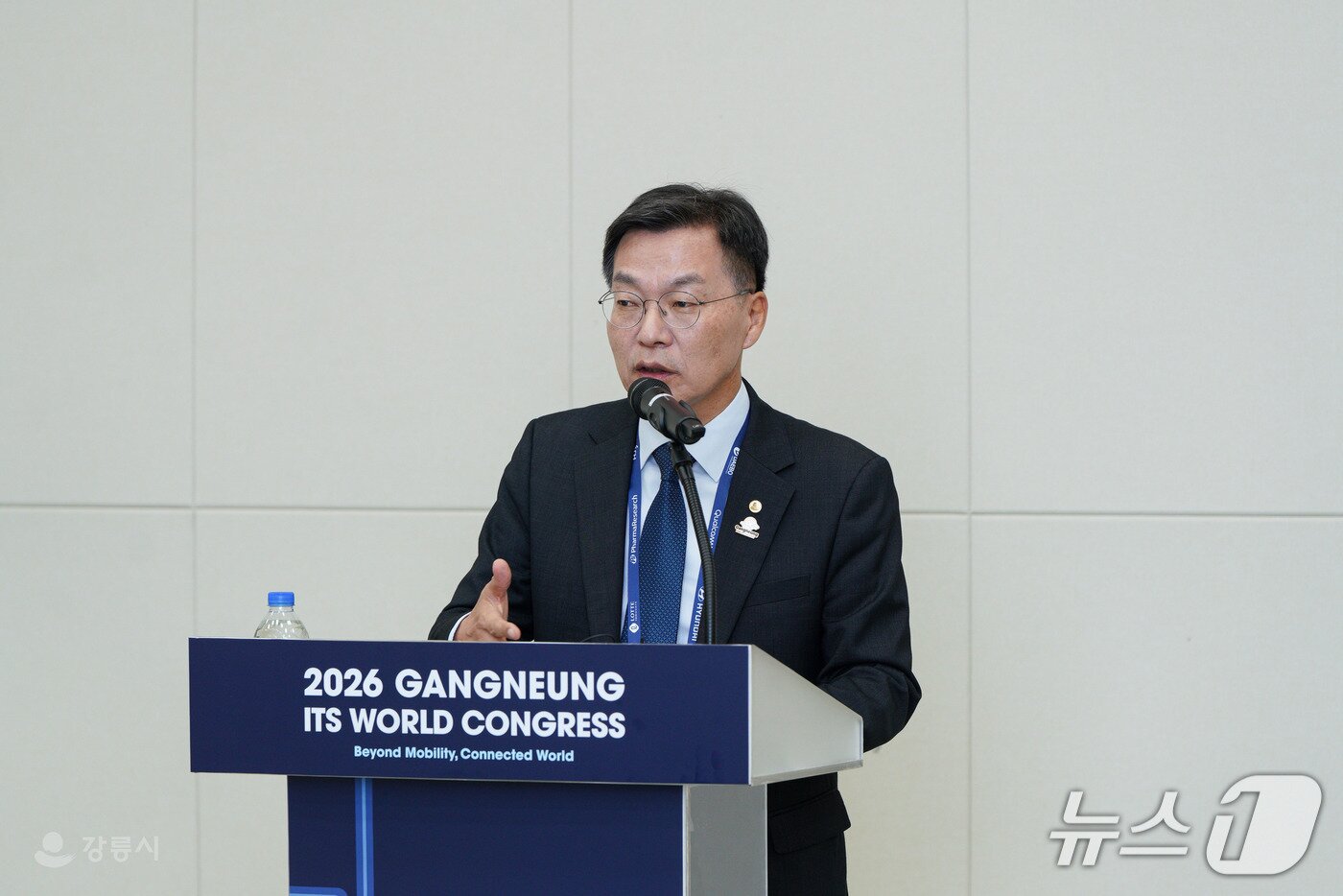 본문 이미지 - 김중남 강원 강릉시장이 19일 오전 2026 강릉 ITS 세계총회 개막을 앞두고 취재진을 만나 총회 의미와 향후 유산 활용 등을 설명하고 있다.(강릉시 제공. 재판매 및 DB 금지) 2026.10.19/뉴스1