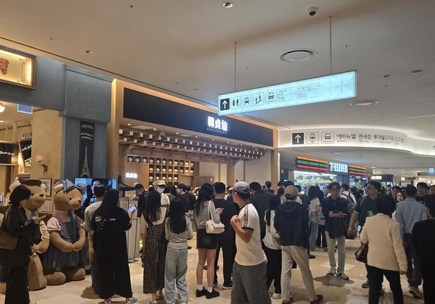 디저트 먹으러 왔다가 옷도 산다…백화점 식품관에 2030 몰리는 이유