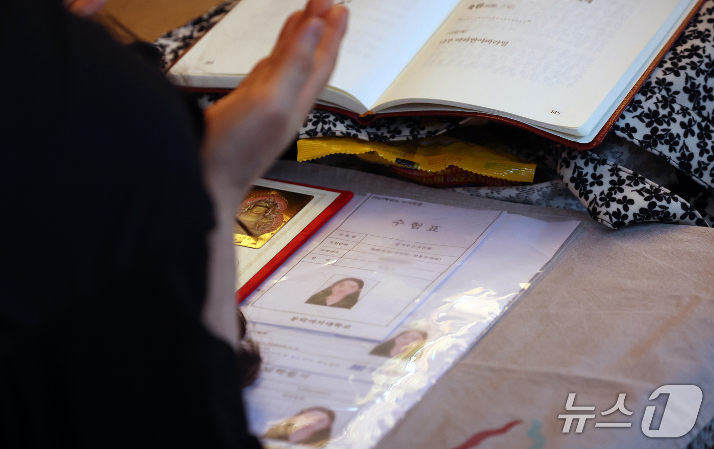 (서울=뉴스1) 김명섭 기자 = 2027학년도 대학수학능력시험을 한달 앞둔 19일 서울 종로구 조계사에서 수험생 가족들이 기도를 하고 있다. 2026.10.19/뉴스1