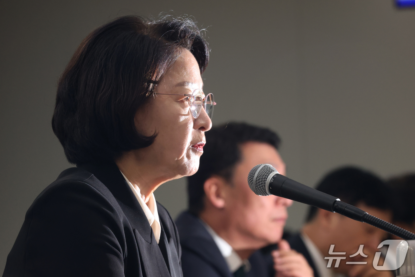 (수원=뉴스1) 김영운 기자 = 추미애 경기도지사가 19일 경기 수원시 영통구 경기도청에서 열린 국회 국토교통위원회의 경기도에 대한 국정감사에서 의원 질의에 답하고 있다. 2026 …