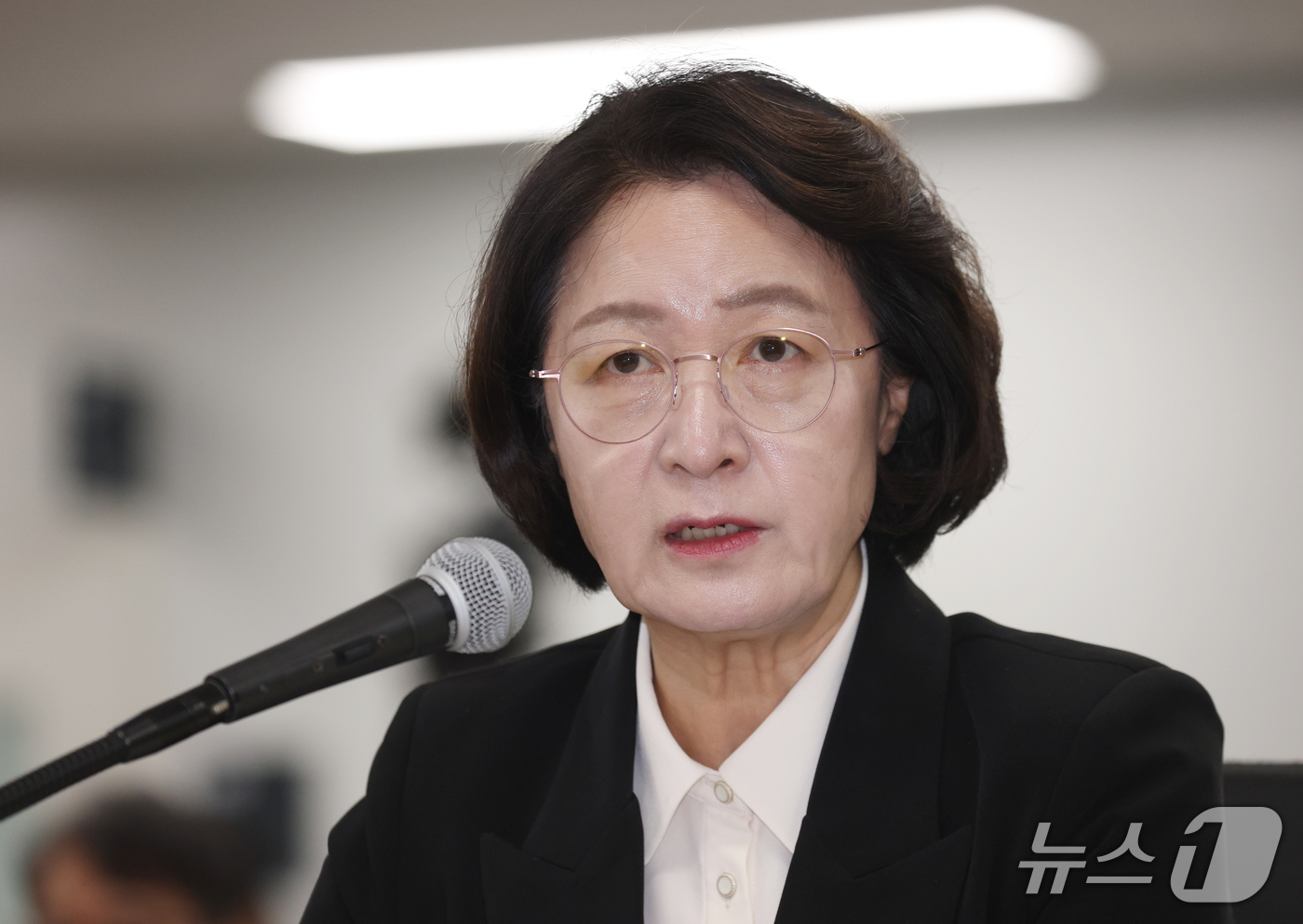 (수원=뉴스1) 김영운 기자 = 추미애 경기도지사가 19일 경기 수원시 영통구 경기도청에서 열린 국회 국토교통위원회의 경기도에 대한 국정감사에서 의원 질의에 답하고 있다. 2026 …