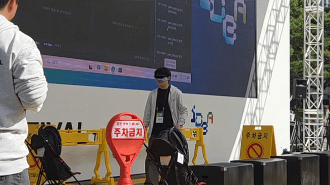본문 이미지 - 19일 경기 화성시 현대자동차·기아 남양연구소에서 열린 '2026 아이디어 페스티벌'에서 시각장애인의 안전한 보행을 돕는 스마트 글라스 '아이-브릿지'가 시연되고 있다. 로봇 자율주행 기술을 활용해 보행 경로의 장애물과 위험 요소를 인식하고 음성과 진동으로 안내하는 기술이다. 2026.10.19 ⓒ 뉴스1 박기범 기자 