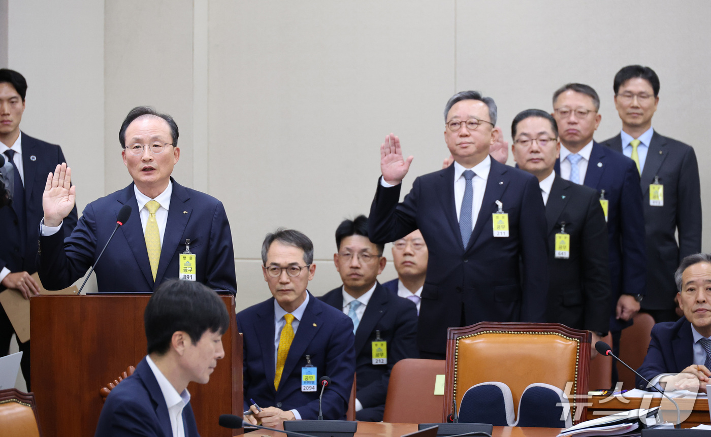 (서울=뉴스1) 신웅수 기자 = 이환주 KB국민은행장을 비롯한 5대 은행장이 19일 서울 여의도 국회에서 열린 정무위원회의 금융감독원 등에 대한 국정감사에서 증인 선서를 하고 있다 …