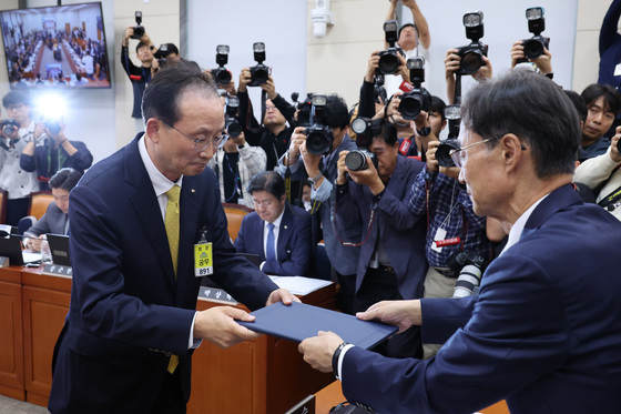 [국감] 증인 선서문 제출하는 이환주 국민은행장