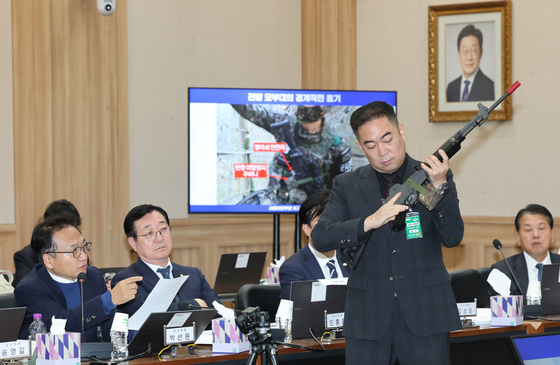 [국감] 탄환 이탈방지 주머니·방아쇠 안전목 질의하는 박선원 의원