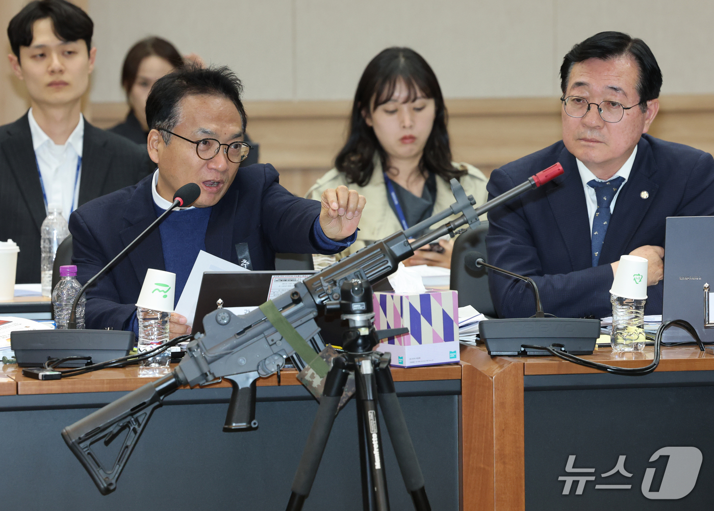 (대전=뉴스1) 김기태 기자 = 박선원 더불어민주당 의원이 19일 충남 계룡대에서 열린 국회 국방위원회의 육군본부에 대한 국정감사에서 K2 소총 탄환 이탈방지 주머니, 방아쇠 안전 …