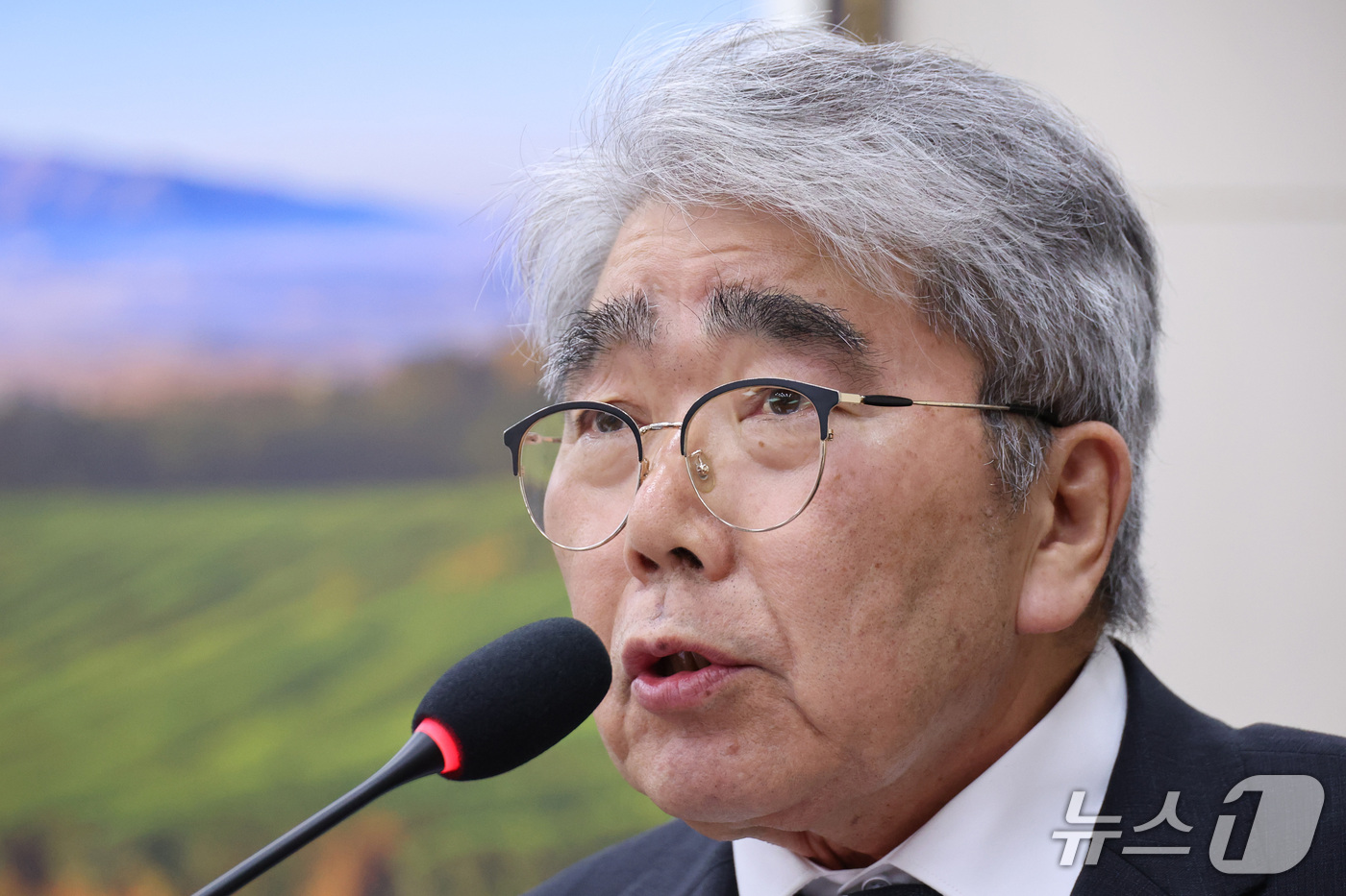 (서울=뉴스1) 신웅수 기자 = 하동근 한국지역난방공사 사장이 19일 서울 여의도 국회에서 열린 기후에너지환경노동위원회의 온실가스종합정보센터 등에 대한 국정감사에서 의원 질의에 답 …