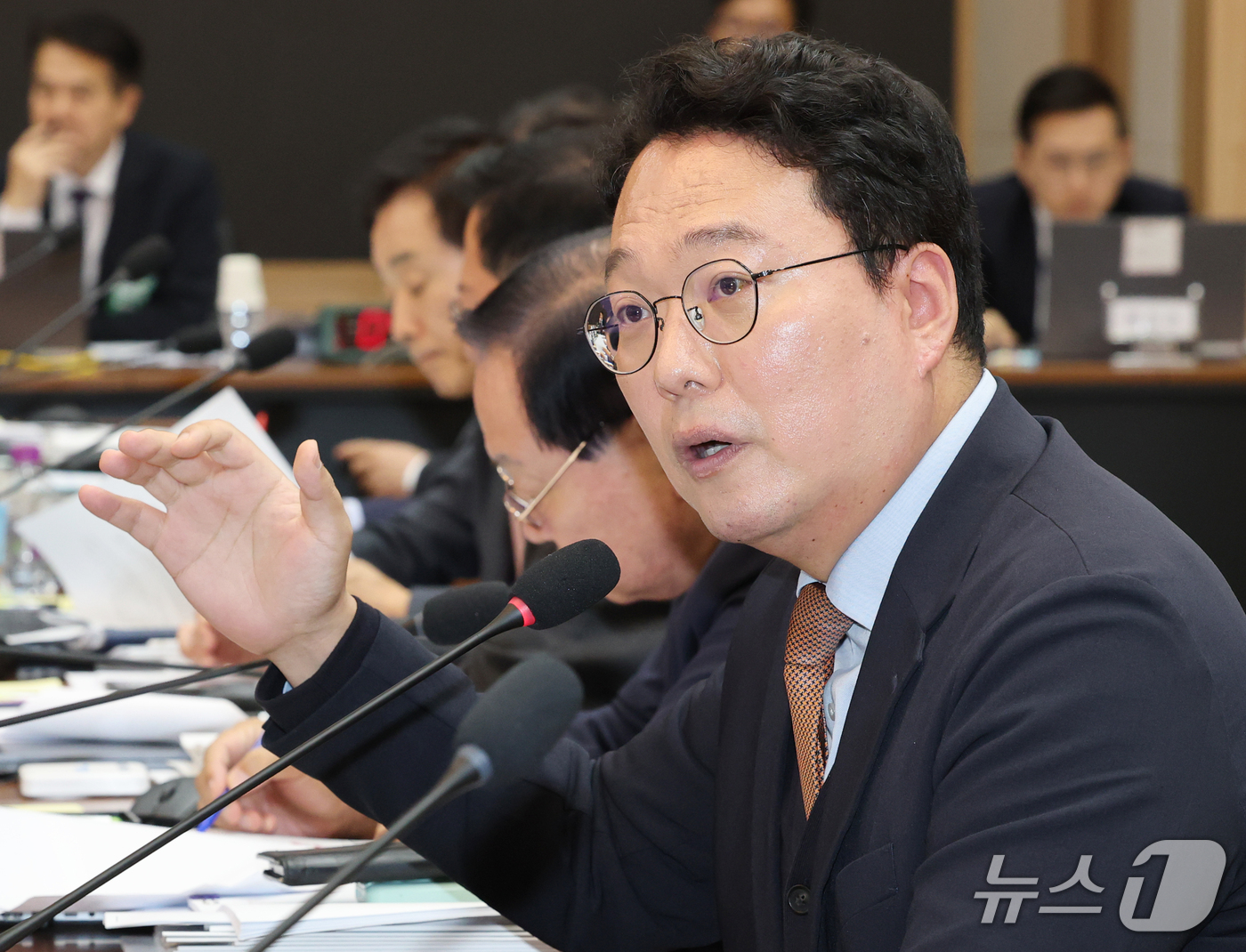 (대전=뉴스1) 김기태 기자 = 천하람 개혁신당 의원이 19일 충남 계룡대에서 열린 국회 국방위원회의 육군본부에 대한 국정감사에서 질의하고 있다. 2026.10.19/뉴스1
