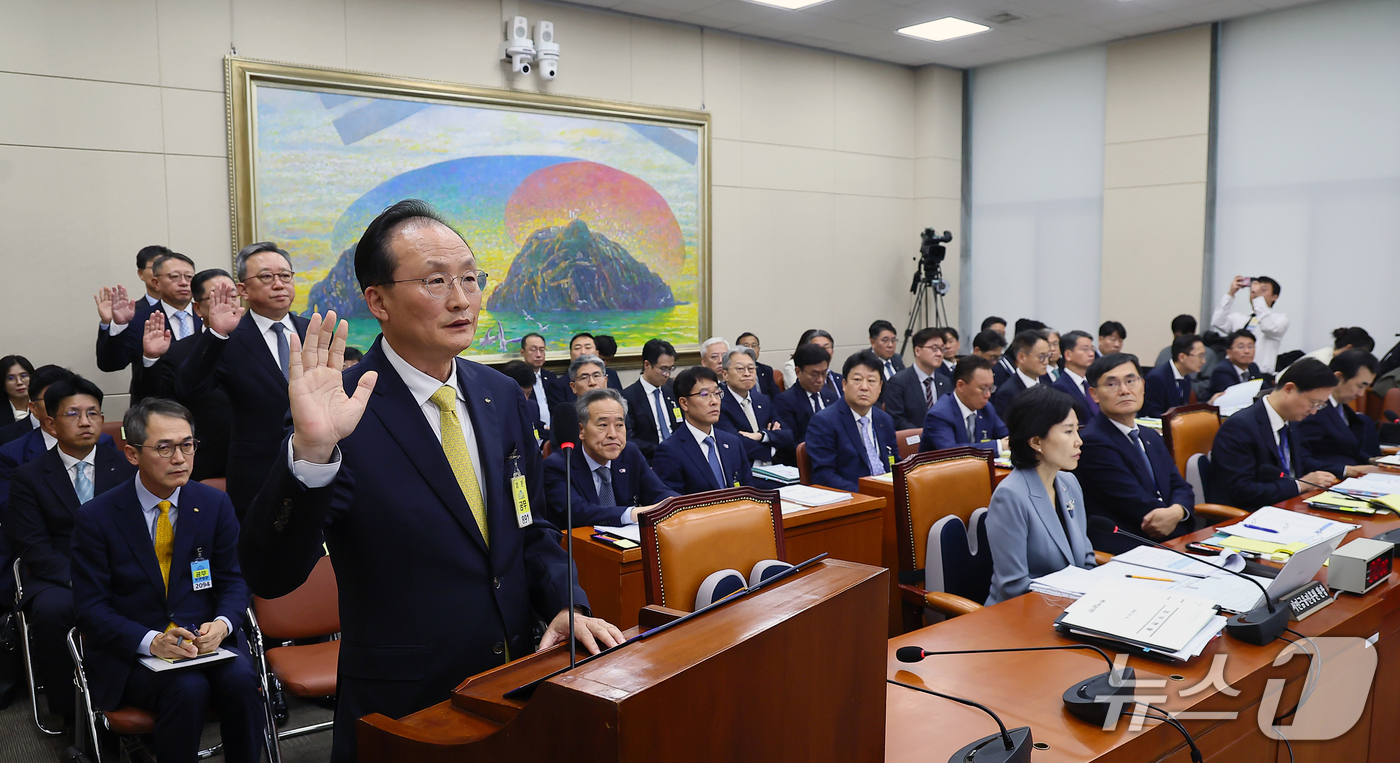 (서울=뉴스1) 신웅수 기자 = 이환주 KB국민은행장을 비롯한 5대 은행장이 19일 서울 여의도 국회에서 열린 정무위원회의 금융감독원 등에 대한 국정감사에서 증인 선서를 하고 있다 …