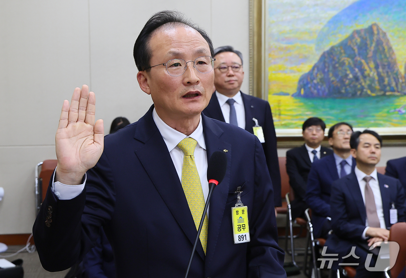 (서울=뉴스1) 신웅수 기자 = 이환주 KB국민은행장을 비롯한 5대 은행장이 19일 서울 여의도 국회에서 열린 정무위원회의 금융감독원 등에 대한 국정감사에서 증인 선서를 하고 있다 …