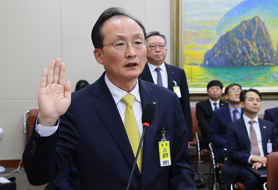 [국감] 증인 선서하는 이환주 국민은행장