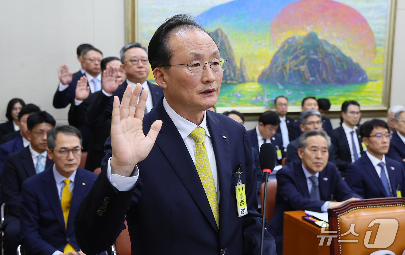 (서울=뉴스1) 신웅수 기자 = 이환주 KB국민은행장을 비롯한 5대 은행장이 19일 서울 여의도 국회에서 열린 정무위원회의 금융감독원 등에 대한 국정감사에서 증인 선서를 하고 있다 …