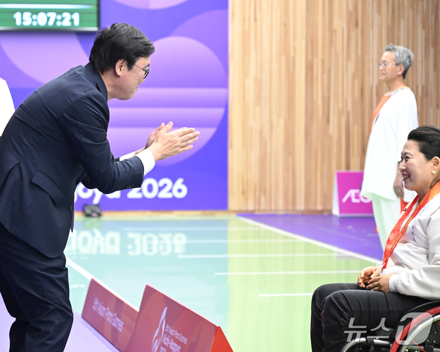 (나고야=뉴스1) 사진공동취재단 = 최휘영 문화체육관광부 장관이 19일 일본 아이치현 종합사격경기장에서 열린 '제5회 아이치-나고야 아시안 패러게임' 여자 공기 소총 시상식에서 이 …