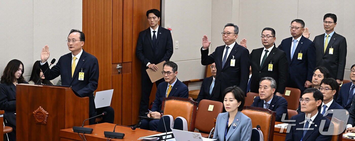 (서울=뉴스1) 신웅수 기자 = 이환주 KB국민은행장(왼쪽부터)과 정상혁 신한은행장, 이호성 하나은행장, 정진완 우리은행장, 강태영 NH농협은행장이 19일 서울 여의도 국회에서 열 …