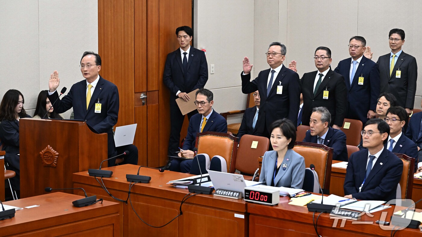 (서울=뉴스1) 신웅수 기자 = 이환주 KB국민은행장(왼쪽부터)과 정상혁 신한은행장, 이호성 하나은행장, 정진완 우리은행장, 강태영 NH농협은행장이 19일 서울 여의도 국회에서 열 …