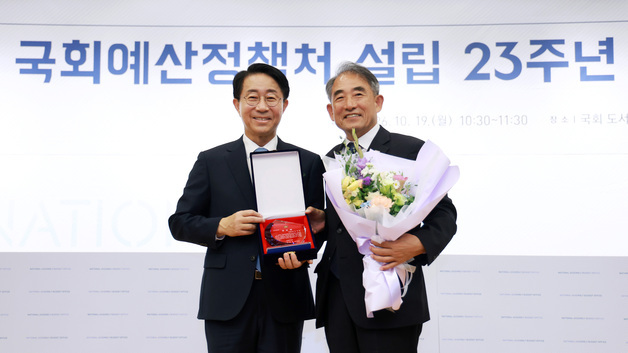 "활발한 정책·의정 활동 인정"…윤준병 의원, 국회의장 공로패