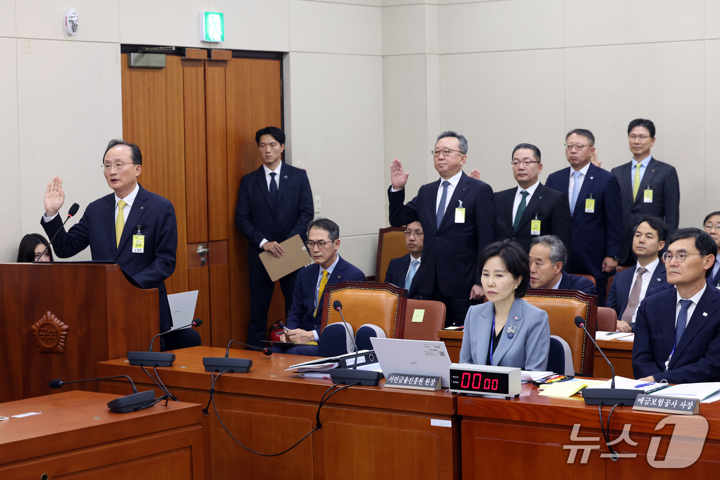 (서울=뉴스1) 황기선 기자 = 이환주 KB국민은행장과 정상혁 신한은행장, 이호성 하나은행장, 정진완 우리은행장, 강태영 NH농협은행장이 19일 서울 여의도 국회 정무위원회의에서 …