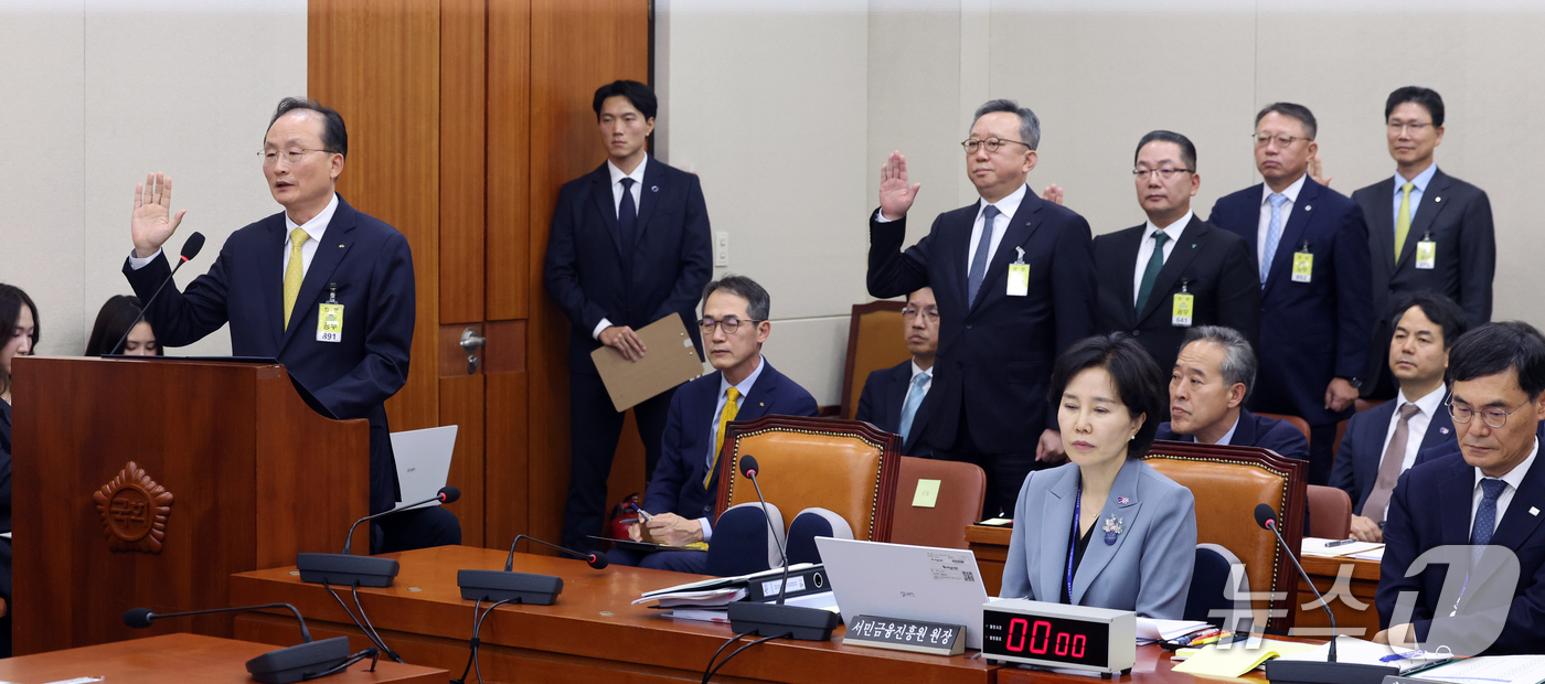 (서울=뉴스1) 황기선 기자 = 이환주 KB국민은행장과 정상혁 신한은행장, 이호성 하나은행장, 정진완 우리은행장, 강태영 NH농협은행장이 19일 서울 여의도 국회 정무위원회의에서 …
