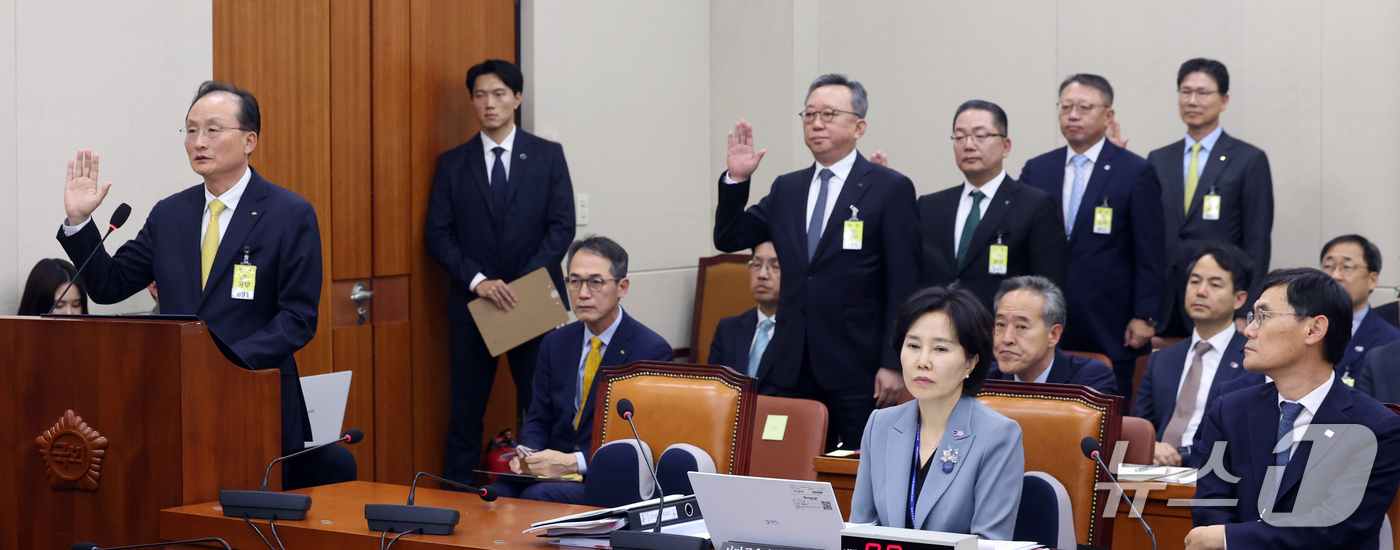 (서울=뉴스1) 황기선 기자 = 이환주 KB국민은행장과 정상혁 신한은행장, 이호성 하나은행장, 정진완 우리은행장, 강태영 NH농협은행장이 19일 서울 여의도 국회 정무위원회의에서 …