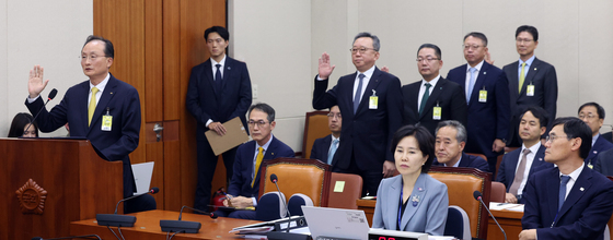 "가산금리 내리랬더니 우대금리 깎아"…국감서 은행권 '꼼수' 질타