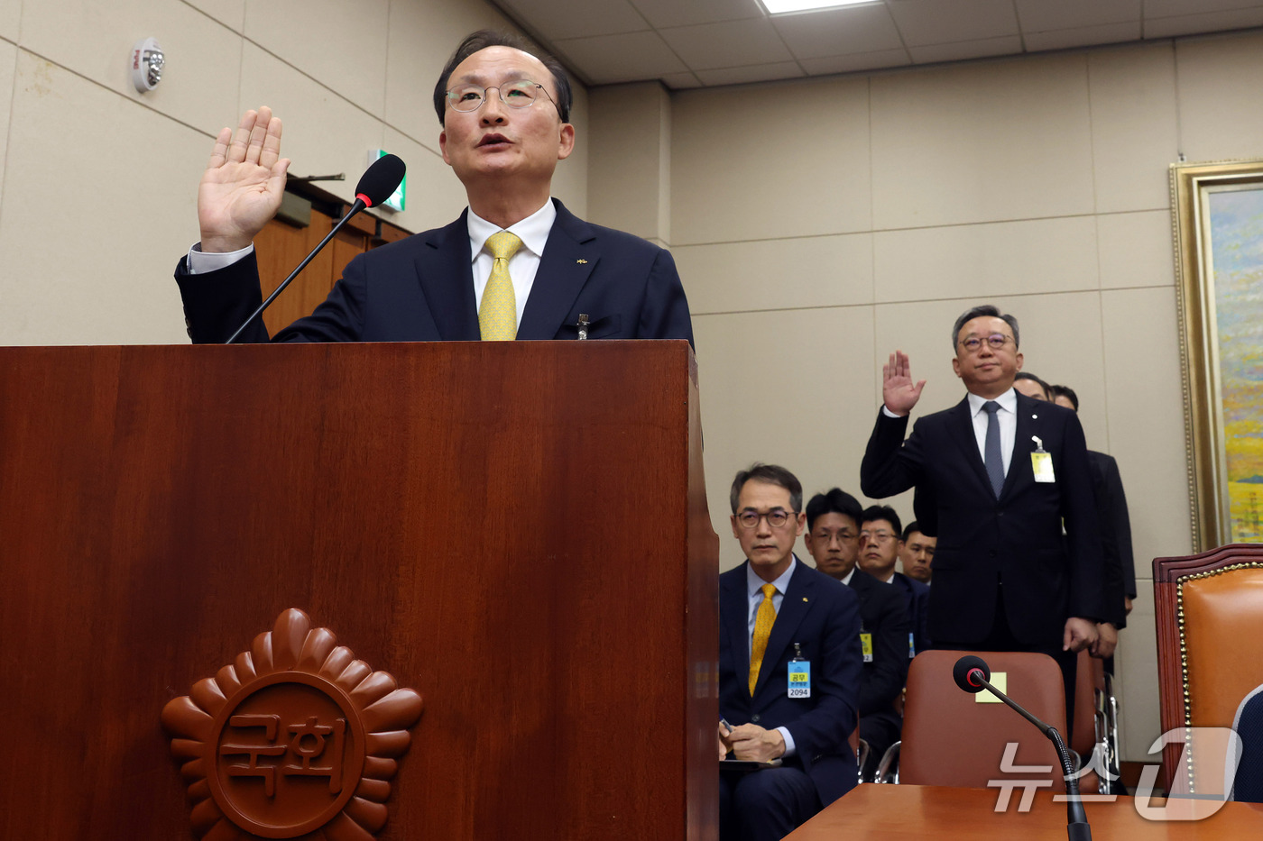 (서울=뉴스1) 신웅수 기자 = 이환주 KB국민은행장을 비롯한 5대 은행장이 19일 서울 여의도 국회에서 열린 정무위원회의 금융감독원 등에 대한 국정감사에서 증인 선서를 하고 있다 …