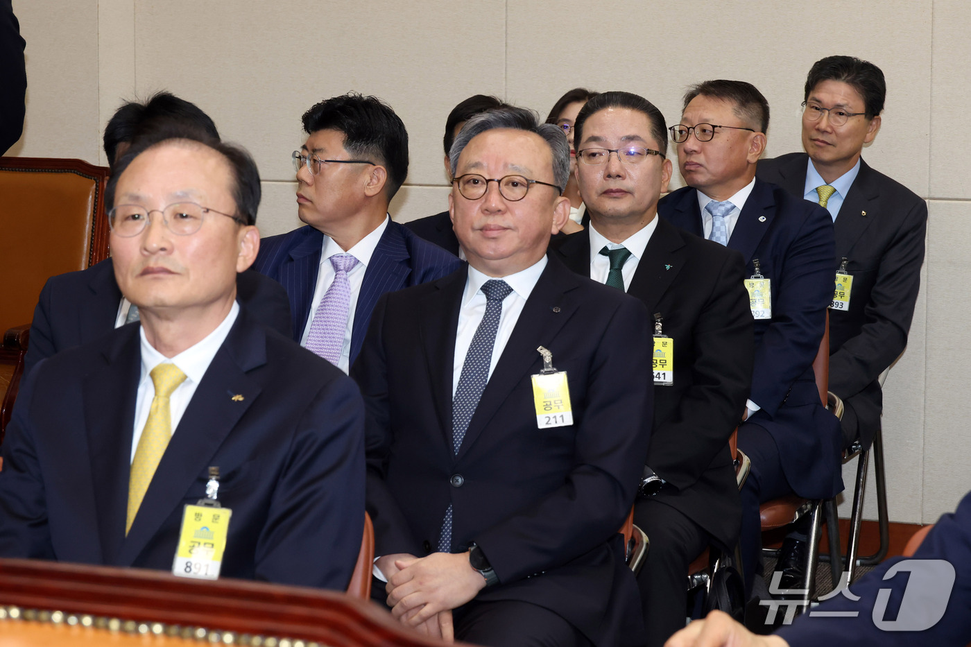 (서울=뉴스1) 신웅수 기자 = 이환주 KB국민은행장을 비롯한 5대 은행장이 19일 서울 여의도 국회에서 열린 정무위원회의 금융감독원 등에 대한 국정감사에 자리하고 있다. (공동취 …