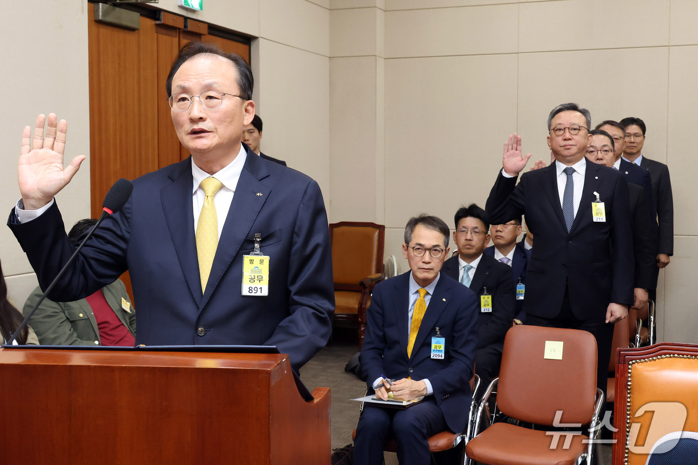 (서울=뉴스1) 신웅수 기자 = 이환주 KB국민은행장을 비롯한 5대 은행장이 19일 서울 여의도 국회에서 열린 정무위원회의 금융감독원 등에 대한 국정감사에서 증인 선서를 하고 있다 …