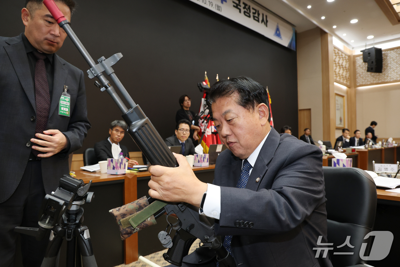 (대전=뉴스1) 김기태 기자 = 김병주 더불어민주당 의원이 19일 충남 계룡대에서 열린 국회 국방위원회의 육군본부에 대한 국정감사에서 탄환 이탈방지 주머니, 방아쇠 안전목이 설치된 …