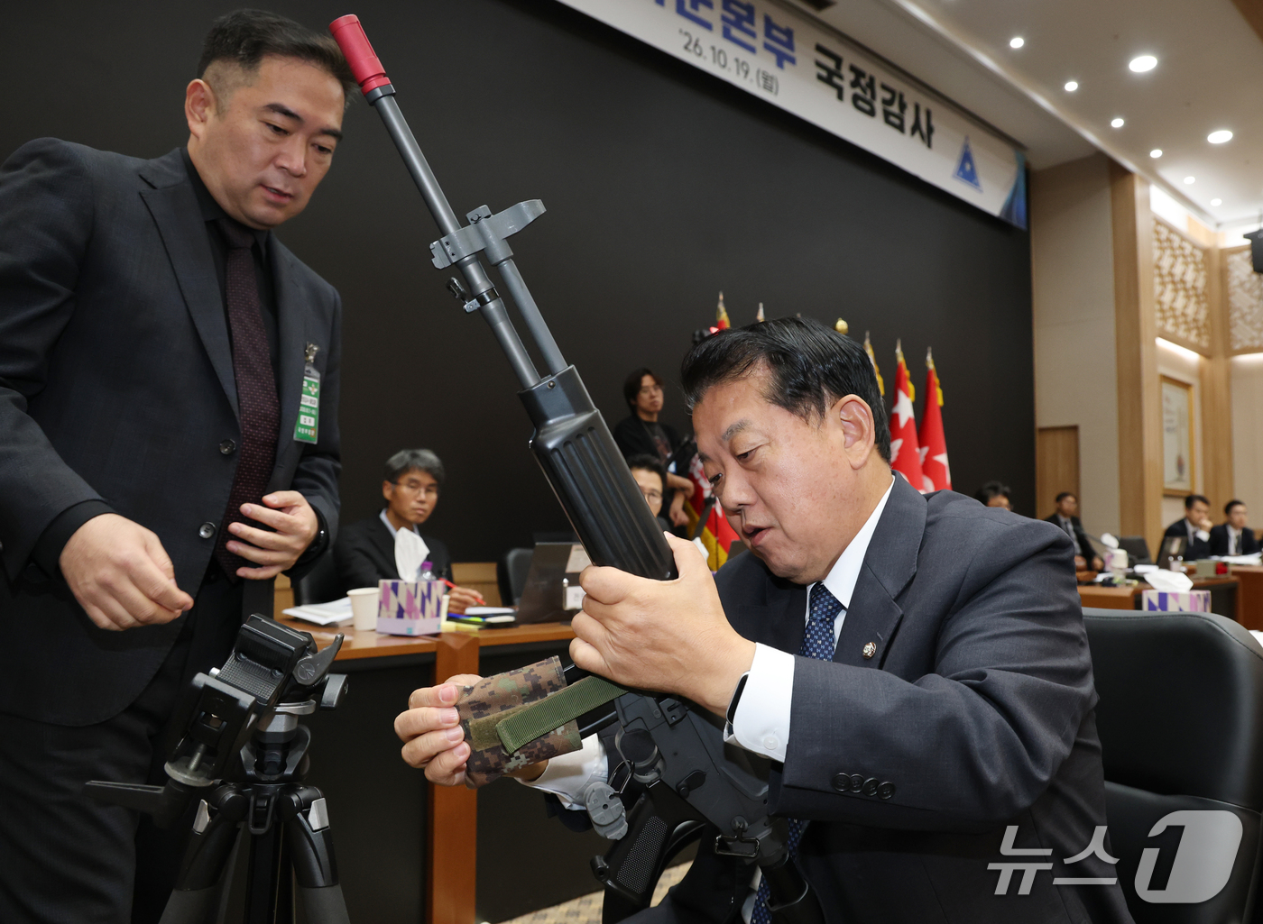 (대전=뉴스1) 김기태 기자 = 김병주 더불어민주당 의원이 19일 충남 계룡대에서 열린 국회 국방위원회의 육군본부에 대한 국정감사에서 탄환 이탈방지 주머니, 방아쇠 안전목이 설치된 …