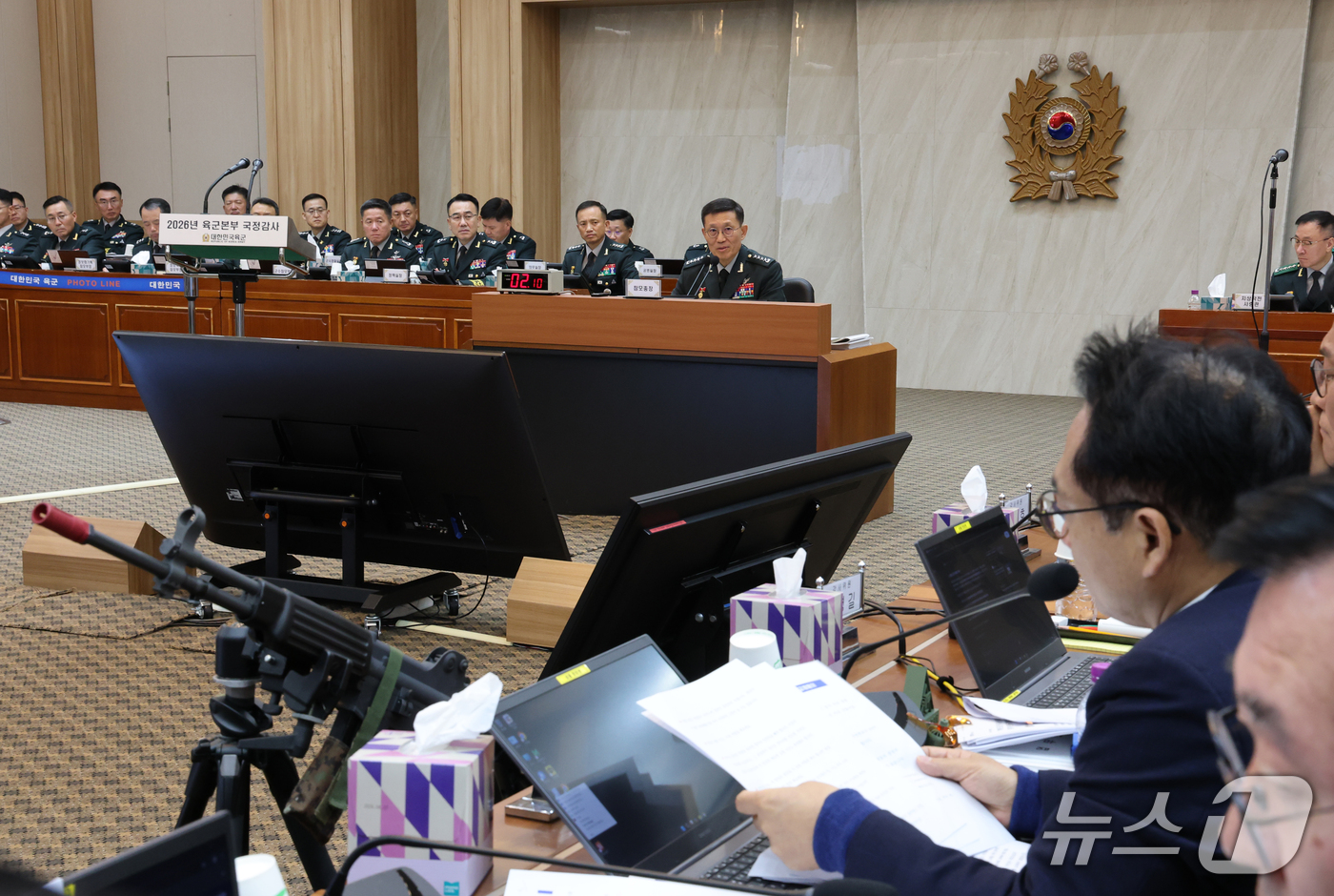 (대전=뉴스1) 김기태 기자 = 박선원 더불어민주당 의원이 19일 충남 계룡대에서 열린 국회 국방위원회의 육군본부에 대한 국정감사에서 K2 소총 탄환 이탈방지 주머니, 방아쇠 안전 …
