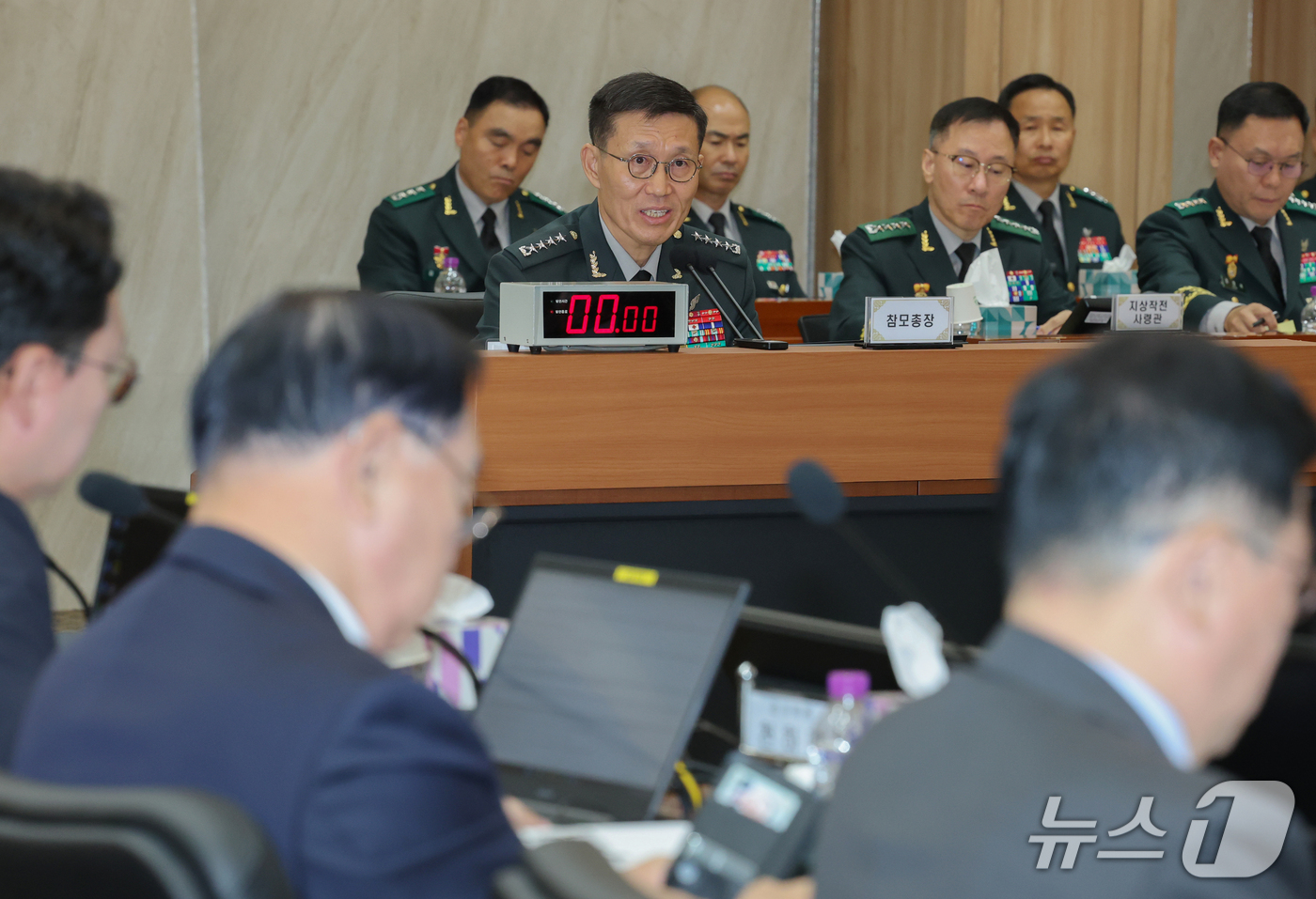 (대전=뉴스1) 김기태 기자 = 김규하 육군 참모총장이 19일 충남 계룡대에서 열린 국회 국방위원회의 육군본부에 대한 국정감사에서 질의에 답변하고 있다. 2026.10.19/뉴스1 …