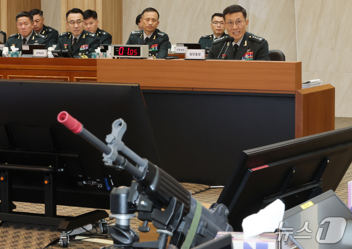 (대전=뉴스1) 김기태 기자 = 김규하 육군 참모총장이 19일 충남 계룡대에서 열린 국회 국방위원회의 육군본부에 대한 국정감사에서 개인 화기 관련 질의를 듣고 있다. 2026.10 …