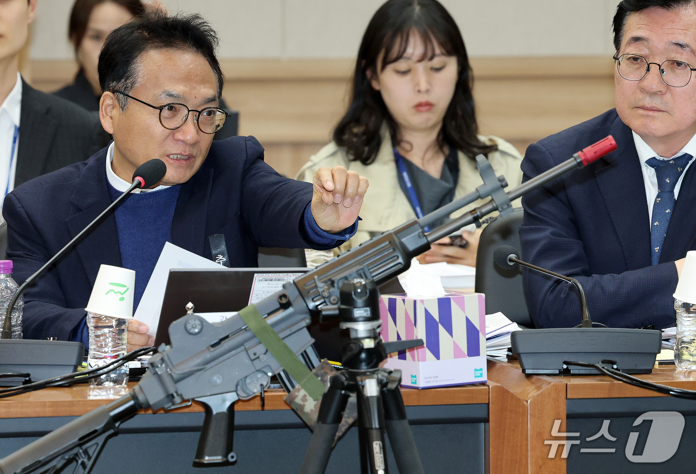 (대전=뉴스1) 김기태 기자 = 박선원 더불어민주당 의원이 19일 충남 계룡대에서 열린 국회 국방위원회의 육군본부에 대한 국정감사에서 K2 소총 탄환 이탈방지 주머니, 방아쇠 안전 …