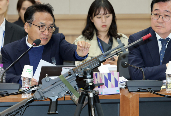 [국감] 장병 개인 화기 운용 질타하는 박선원 의원