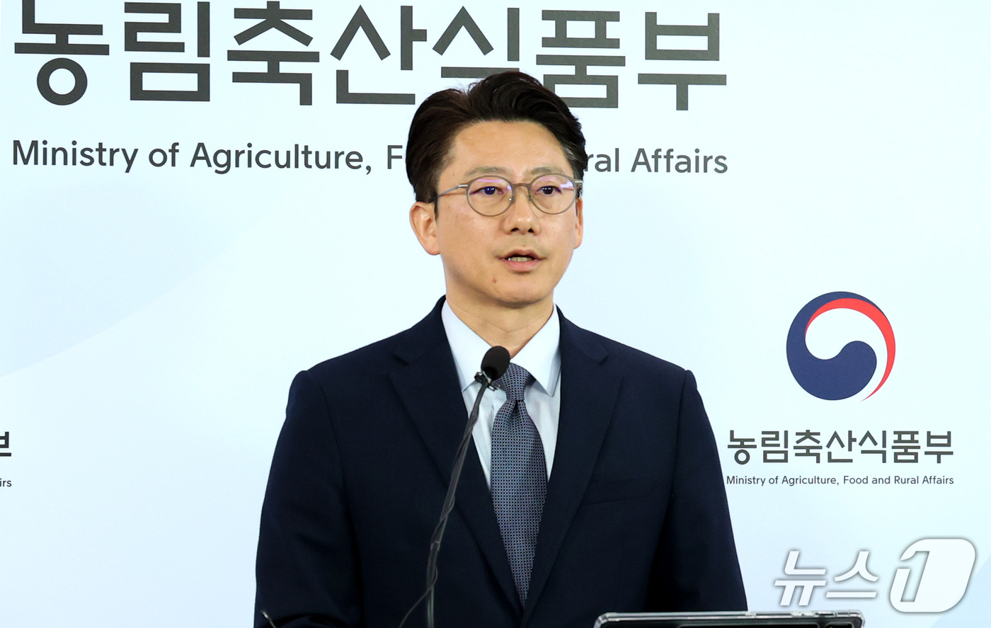 (세종=뉴스1) 김기남 기자 = 변상문 농림축산식품부 대변인이 19일 세종시 정부세종청사에서 유튜브 등 SNS 채널을 통해 무차별하게 확산되는 농림식품부 가짜뉴스에 대한 엄정 대응 …