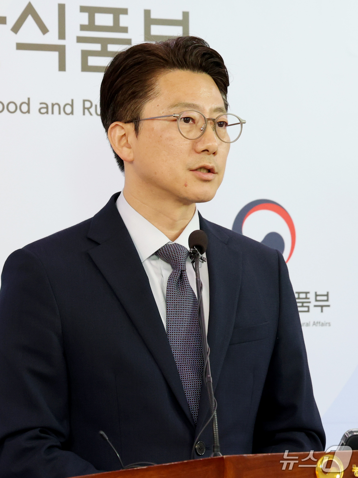 (세종=뉴스1) 김기남 기자 = 변상문 농림축산식품부 대변인이 19일 세종시 정부세종청사에서 유튜브 등 SNS 채널을 통해 무차별하게 확산되는 농림식품부 가짜뉴스에 대한 엄정 대응 …