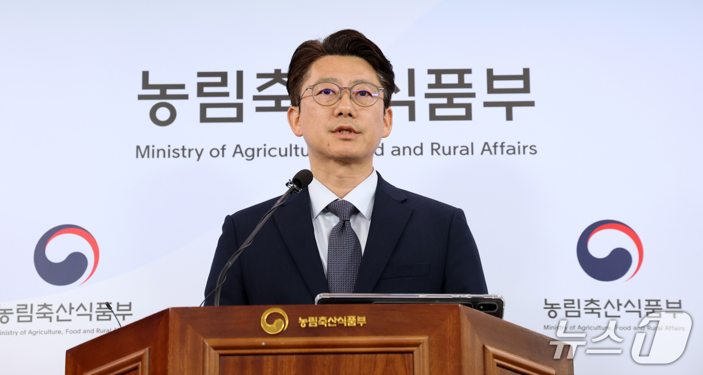 (세종=뉴스1) 김기남 기자 = 변상문 농림축산식품부 대변인이 19일 세종시 정부세종청사에서 유튜브 등 SNS 채널을 통해 무차별하게 확산되는 농림식품부 가짜뉴스에 대한 엄정 대응 …