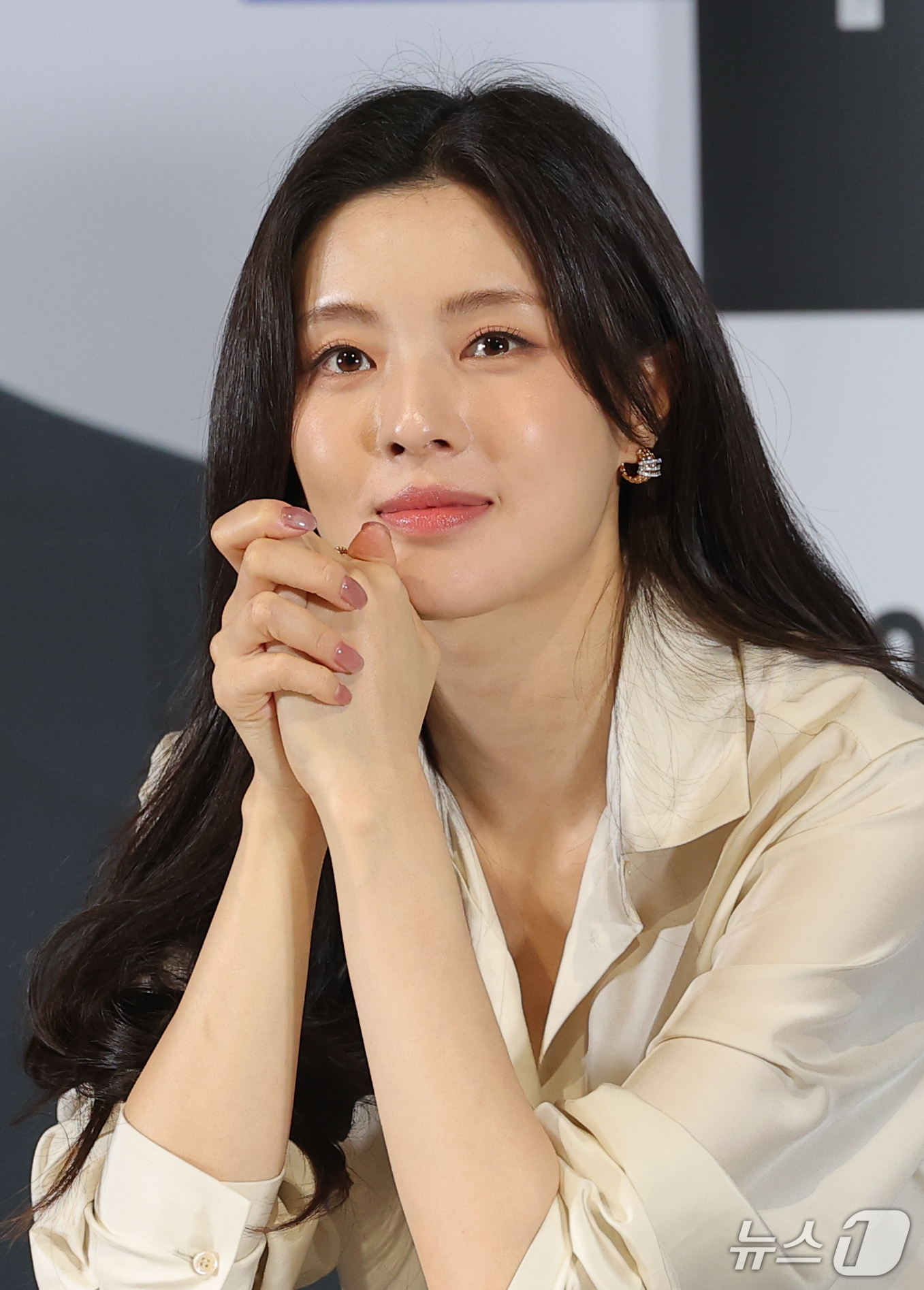 (서울=뉴스1) 권현진 기자 = 배우 이선빈이 19일 서울 CGV 용산아이파크몰에서 열린 영화 ‘수능, 출제의 비밀’ 언론시사회에 참석해 취재진 질문을 듣고 있다.‘영화 수능, 출 …
