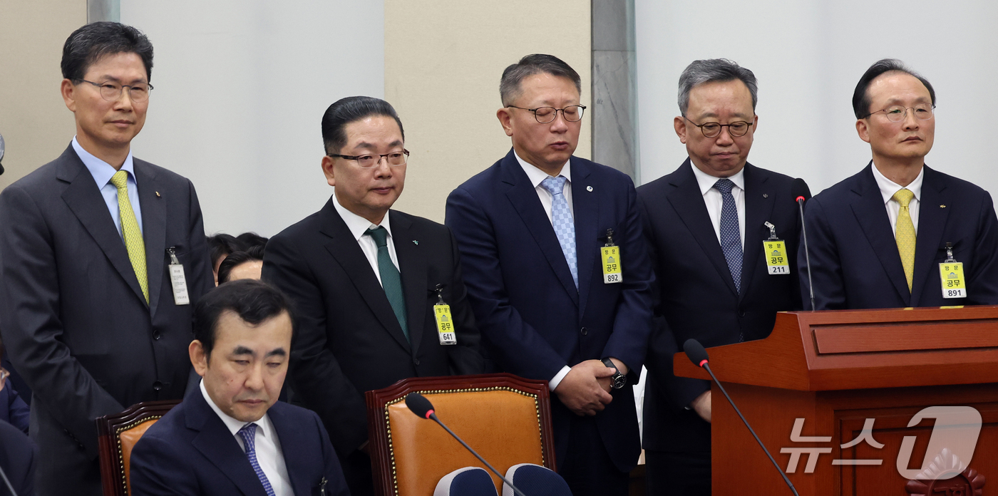 (서울=뉴스1) 황기선 기자 = 이환주 KB국민은행장과 정상혁 신한은행장, 이호성 하나은행장, 정진완 우리은행장, 강태영 NH농협은행장이 19일 서울 여의도 국회 정무위원회의에서 …